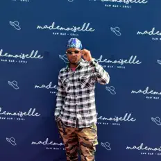 Escucha a Nelly James, mira videos musicales, lee su biografía, consulta las fechas de las gira y más.