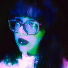 Ivy Hollivana dinle, müzik videolarını izle, biyografisini oku, tur tarihlerini ve daha fazlasını gör!