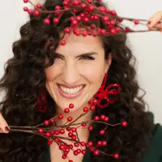 Escucha a Laila Biali, mira videos musicales, lee su biografía, consulta las fechas de las gira y más.