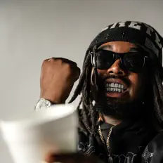 Listen to ZiaSavage, watch music videos, read bio, see tour dates & more!