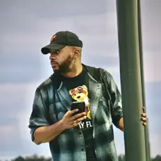 Ακούστε περιεχόμενο από Romy The Architect, παρακολουθήστε μουσικά βίντεο, διαβάστε το βιογραφικό, δείτε ημερομηνίες περιοδείας, και πολλά ακόμη!