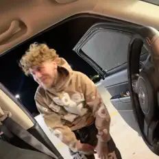 收听 AyooChris、观看音乐视频、阅读小传、查看巡演日期等 ！