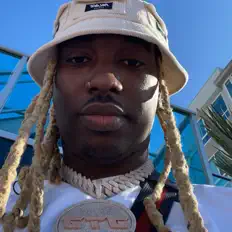 Chosen808を聴いたり、ミュージックビデオを鑑賞したり、経歴やツアー日程などを確認したりしましょう！