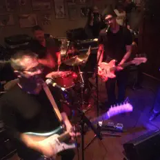 收听 Spouse、观看音乐视频、阅读小传、查看巡演日期等 ！