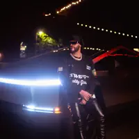 undefined을(를) 듣고, 뮤직 비디오를 보고, 약력을 읽고, 투어 일정 등을 확인하세요!