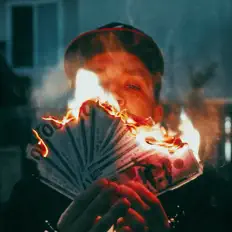 聆聽 Skema Boy、觀看音樂影片、閱讀小傳、查看巡演日期等！