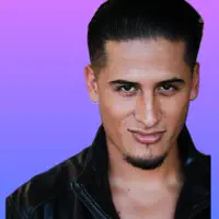 聆聽 undefined、觀看音樂影片、閱讀小傳、查看巡演日期等！