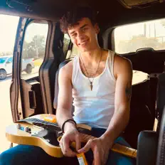 Posłuchaj wykonawcy Chris Jordan, obejrzyj teledyski, przeczytaj biografię, zobacz daty tras koncertowych i nie tylko!