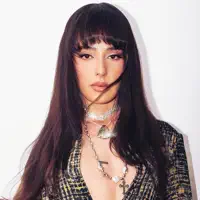 Ascolta undefined, guarda video musicali, leggi la biografia, vedi le date del tour & altro!