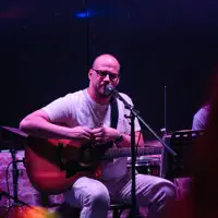 聆聽 undefined、觀看音樂影片、閱讀小傳、查看巡演日期等！