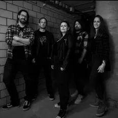 聆聽 Feral Roots、觀看音樂影片、閱讀小傳、查看巡演日期等！