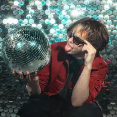 Poslechněte si interpreta неверли, sledujte hudební videa, přečtěte si životopis, podívejte se na data turné a další informace.