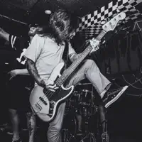 Écoutez undefined, regardez des vidéoclips, lisez la biographie, consultez les dates de tournée et plus encore !