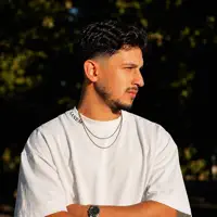 Escucha a undefined, mira videos musicales, lee su biografía, consulta las fechas de las gira y más.