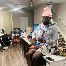 聆聽 pink18s、觀看音樂影片、閱讀小傳、查看巡演日期等！