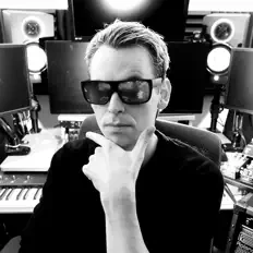 Dengarkan MR4, tonton video musik, baca bio, lihat tanggal tur & lainnya!