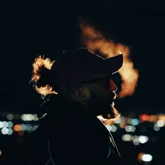 聆聽 Anthon X、觀看音樂影片、閱讀小傳、查看巡演日期等！