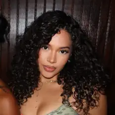 Poslechněte si interpreta Joanne, sledujte hudební videa, přečtěte si životopis, podívejte se na data turné a další informace.