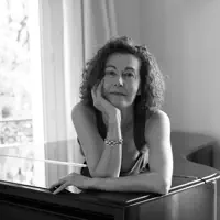 undefined을(를) 듣고, 뮤직 비디오를 보고, 약력을 읽고, 투어 일정 등을 확인하세요!