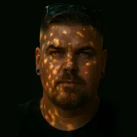 undefinedを聴いたり、ミュージックビデオを鑑賞したり、経歴やツアー日程などを確認したりしましょう！