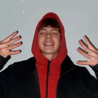 聆聽 undefined、觀看音樂影片、閱讀小傳、查看巡演日期等！