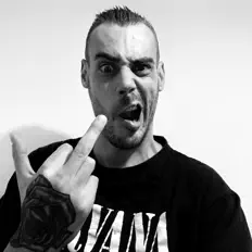 聆聽 Skinny B.、觀看音樂影片、閱讀小傳、查看巡演日期等！