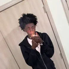 聆聽 Sayyvontee、觀看音樂影片、閱讀小傳、查看巡演日期等！