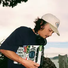 聆聽 Righ Nao、觀看音樂影片、閱讀小傳、查看巡演日期等！