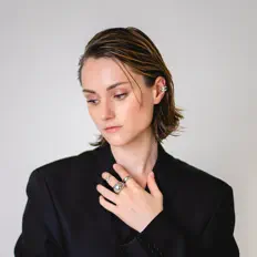 OKSANBO सुनें, म्यूज़िक वीडियो देखें, बायो पढ़ें, दौरे की तारीखें और बहुत कुछ देखें!