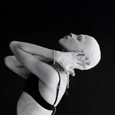 Hör dir Naie an, schau dir Musikvideos an, lies die Biografie, finde Tourdaten und mehr!