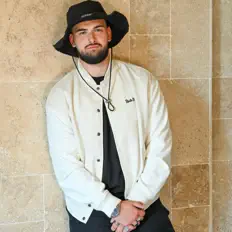 MTXを聴いたり、ミュージックビデオを鑑賞したり、経歴やツアー日程などを確認したりしましょう！