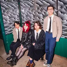 聆聽 instant crush、觀看音樂影片、閱讀小傳、查看巡演日期等！