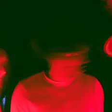 聆聽 Parker、觀看音樂影片、閱讀小傳、查看巡演日期等！