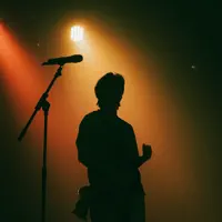 Ouve undefined, vê vídeos de música, lê a biografia, vê as datas da digressão e muito mais!