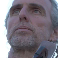 Ziv Ravitsを聴いたり、ミュージックビデオを鑑賞したり、経歴やツアー日程などを確認したりしましょう！