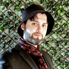 Ouve Hikaya, vê vídeos de música, lê a biografia, vê as datas da digressão e muito mais!