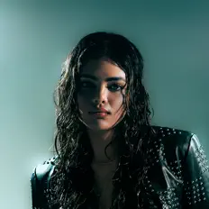 SYALAを聴いたり、ミュージックビデオを鑑賞したり、経歴やツアー日程などを確認したりしましょう！