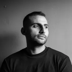 Omri Karavaniを聴いたり、ミュージックビデオを鑑賞したり、経歴やツアー日程などを確認したりしましょう！