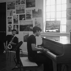 Luister naar Velvet Lune, bekijk muziekvideo's, lees de bio, bekijk de tourdata, en meer!