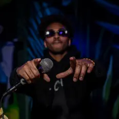 Ascolta YuhNeek, guarda video musicali, leggi la biografia, vedi le date del tour & altro!
