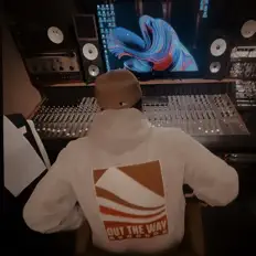 DMO सुनें, म्यूज़िक वीडियो देखें, बायो पढ़ें, दौरे की तारीखें और बहुत कुछ देखें!