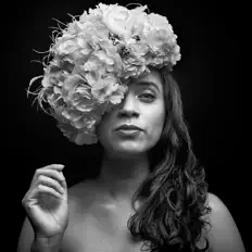 Posłuchaj wykonawcy Lola Baï, obejrzyj teledyski, przeczytaj biografię, zobacz daty tras koncertowych i nie tylko!