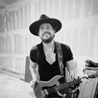 Escucha a undefined, mira videos musicales, lee su biografía, consulta las fechas de las gira y más.