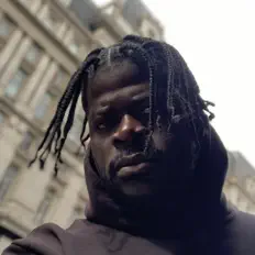 Shopé dinle, müzik videolarını izle, biyografisini oku, tur tarihlerini ve daha fazlasını gör!