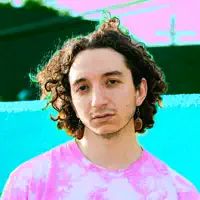 聆聽 undefined、觀看音樂影片、閱讀小傳、查看巡演日期等！