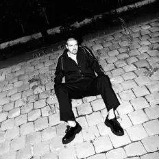 соня хочет танцевать을(를) 듣고, 뮤직 비디오를 보고, 약력을 읽고, 투어 일정 등을 확인하세요!