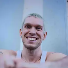 Posłuchaj wykonawcy Evan Vandenberg, obejrzyj teledyski, przeczytaj biografię, zobacz daty tras koncertowych i nie tylko!