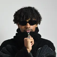 聆聽 Sey、觀看音樂影片、閱讀小傳、查看巡演日期等！