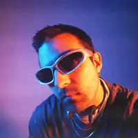 聆聽 undefined、觀看音樂影片、閱讀小傳、查看巡演日期等！