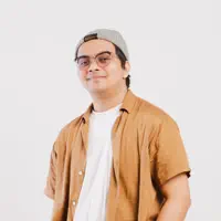 Poslechněte si interpreta undefined, sledujte hudební videa, přečtěte si životopis, podívejte se na data turné a další informace.